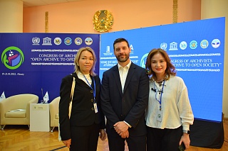Ұлттық архивтер мен құжаттар басқармасының зерттеу қызметінің атқарушы директоры (NARA) К. Нейлор, ҚР Президенті Архиві баспасөз қызметінің аға сарапшысы Ә. Бақтыбаева, ҚР Тұңғыш Президентінің Архив жұмысы қызметінің аға сарапшысы А. Асанбаева  