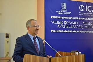 Директор Управления государственных архивов при Президенте Турецкой Республики Угур Унал