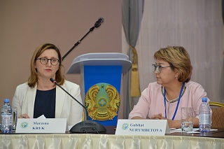 Директор Архива Института Национальной памяти М. Крук, руководитель Центра изучения материалов политических репрессий ХХ века Архива Президента Республики Казахстан, доктор политических наук Г. Нурымбетова