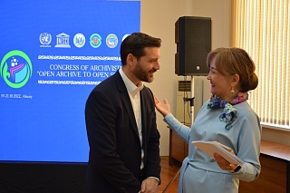 Ұлттық архивтер мен құжаттар басқармасының зерттеу қызметінің атқарушы директоры (NARA) К. Нейлор, әл-Фараби атындағы Қазақ ұлттық университетінің профессор м.а., тарих ғылымдарының докторы А. Ысқақ